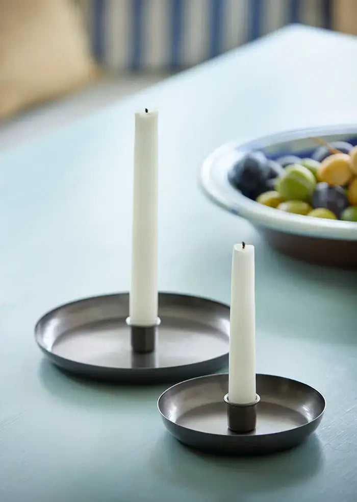 Kerzenhalter-Candle-Holder-O13cm-Kamma-Grey-Beispielfoto auf einem Tisch- beide Grössen