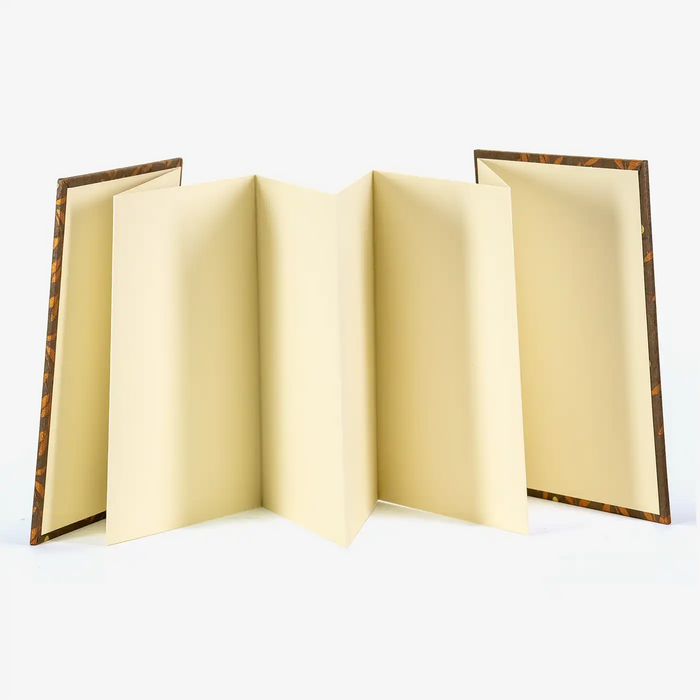 Leporello-Format-12x17cm-fuer-14Fotos-mit-Lokta-zweige-orange-auf-braun-Produktansicht-Leporello-aufgeklappt