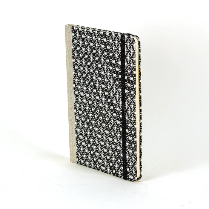 Wochenplaner-A5-2025-Chiyogami-geometrisch-asanohamuster-weiss-schwarz-cover-seitlich-vorn