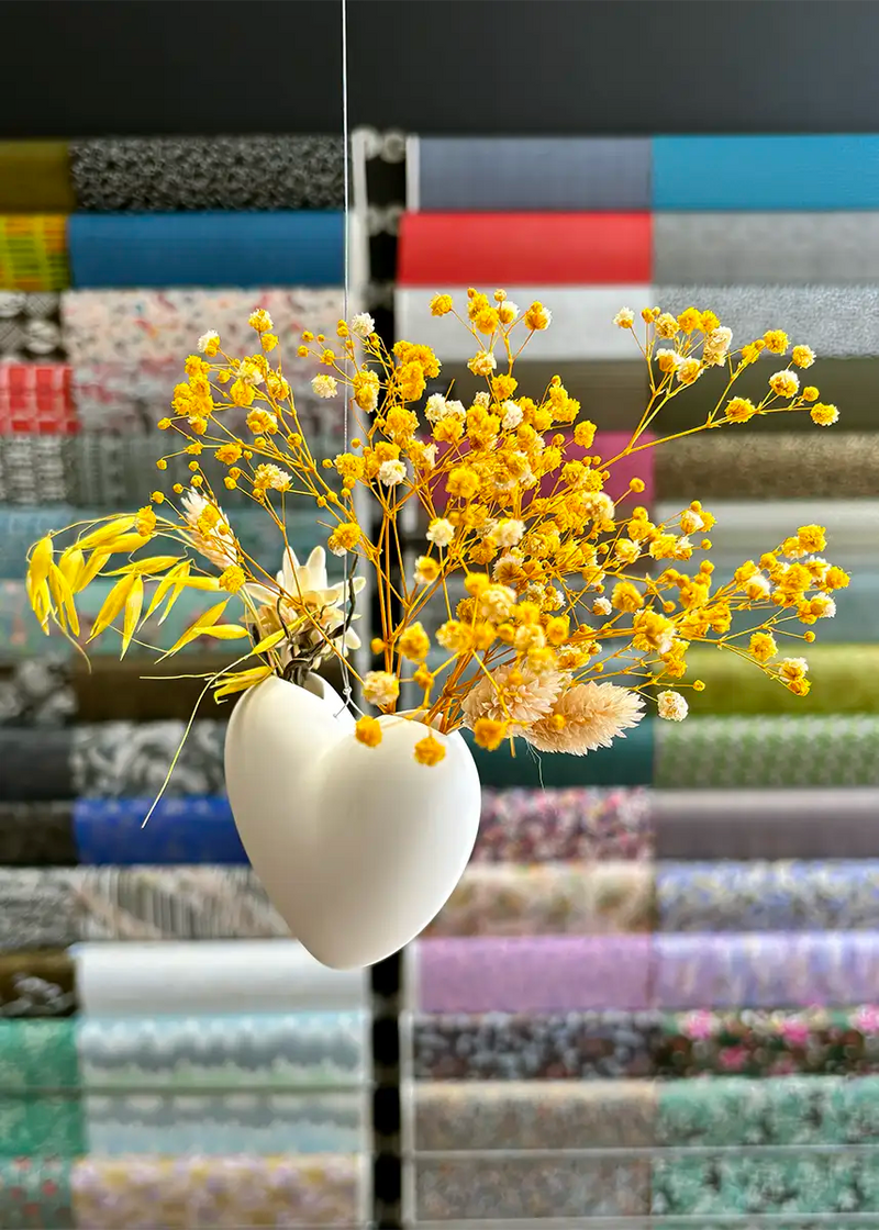 Oster-LAndingpage-Beispielfoto-hängendes-Herz-aus-porzellan-mit-trocken-blumen