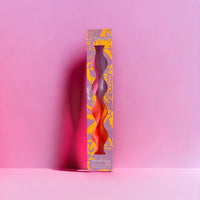 2-gedrehte-Stabkerzen-Dip-Dye-Curly-Miami-Edition-lila-vor-Lila-Hintergrund-in-Verpackung-1