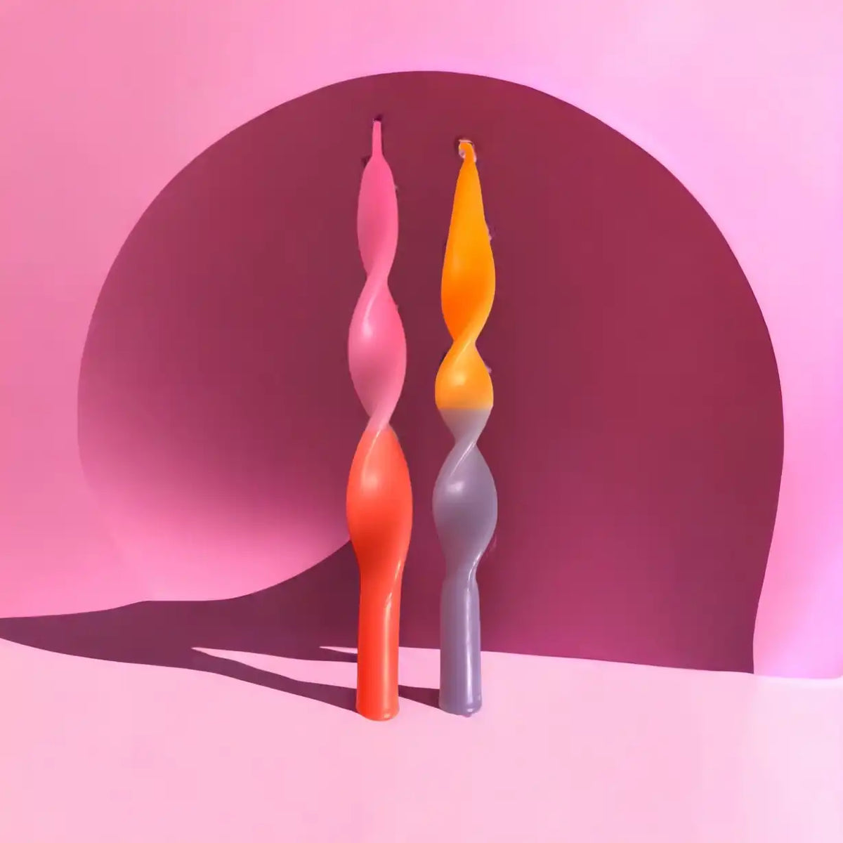 2-gedrehte-Stabkerzen-Dip-Dye-Curly-Miami-Edition-lila-vor-Lila-Hintergrund-ohne-Verpackung-1