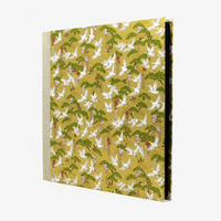 30x30cm-60Seiten-schwarz-Fotoalbum-cover-Chiyogami-Motiv-Kraniche-auf-Gold-seitlich-von-vorn