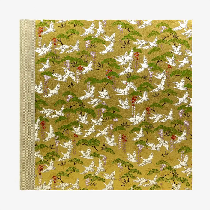 30x30cm-60Seiten-schwarz-Fotoalbum-cover-Chiyogami-Motiv-Kraniche-auf-Gold-von-vorn