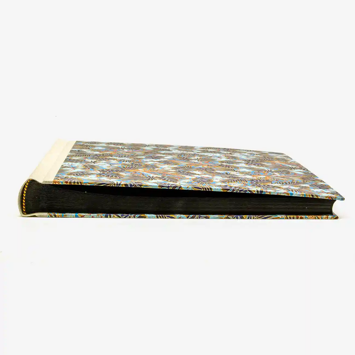 30x30cm-60Seiten-schwarz-Fotoalbum-cover-Chiyogami-Motiv-Monstera-blau-von-vorn-liegend
