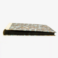 30x30cm-60Seiten-schwarz-Fotoalbum-cover-Chiyogami-Motiv-Monstera-blau-von-vorn-liegend