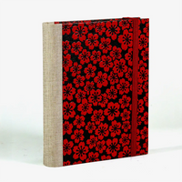 3Jahresplaner-Blaupause-Lack-papier-kleine-rote-Blueten-auf-schwarz--Buchcover-seitlich-von-hinten