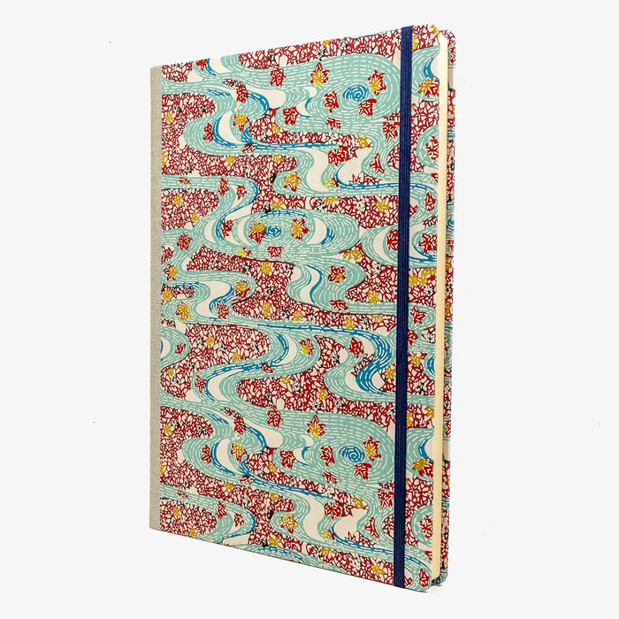 A4-Skizzenbuch-blanko-192-seiten-cover-Katazome-Shi-Papier-motiv-Flusslandschaft-rot-blau-seitlich-von-vorn