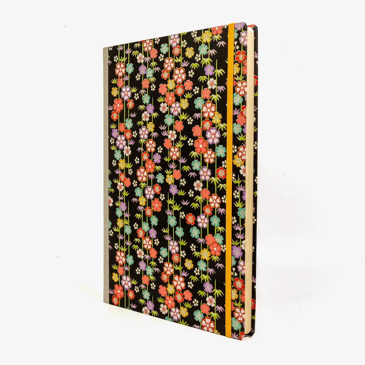 A4-Skizzenbuch-blanko-192-seiten-cover-chiyogamipapier-motiv-Blueten-Bambusranken-schwarz-seitlich-von-vorn