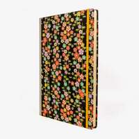 A4-Skizzenbuch-blanko-192-seiten-cover-chiyogamipapier-motiv-Blueten-Bambusranken-schwarz-seitlich-von-vorn