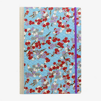 A4-Skizzenbuch-blanko-192-seiten-cover-chiyogamipapier-motiv-Bluetenzweige-aufSeigaiha-blau-von-vorn