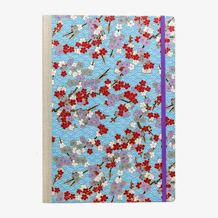 A4-Skizzenbuch-blanko-192-seiten-cover-chiyogamipapier-motiv-Bluetenzweige-aufSeigaiha-blau-von-vorn