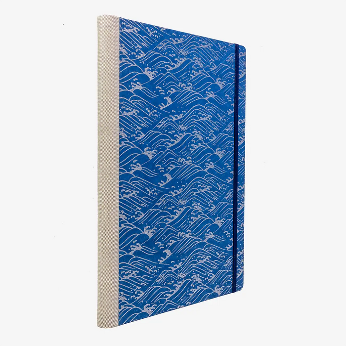 A4-Skizzenbuch-blanko-192-seiten-cover-chiyogamipapier-motiv-nami-silber-auf-blau-seitlich-von-hinten