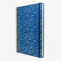 A4-Skizzenbuch-blanko-192-seiten-cover-chiyogamipapier-motiv-nami-silber-auf-blau-seitlich-von-vorn