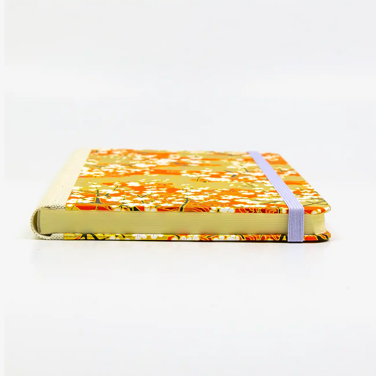 A5-dotted-small-chiyogami-cover-motiv-Sakura-auf-goldenen-Wolken-liegend-vorn