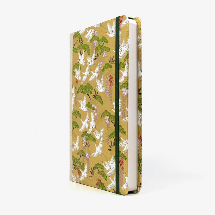 A5-liniertes-Notizbuch-244-Seiten-mit-Chiyogami-Papier-bezogen-motiv-Kraniche-weiss-auf-gold-seitlich-von-vorn