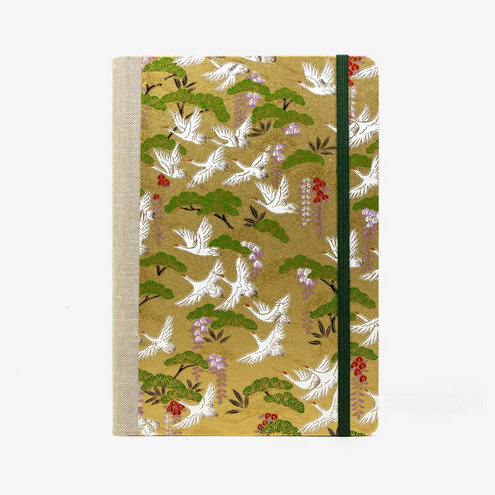 A5-liniertes-Notizbuch-244-Seiten-mit-Chiyogami-Papier-bezogen-motiv-Kraniche-weiss-auf-gold-von-vorn