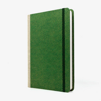 A5-liniertes-Notizbuch-244-Seiten-mit-Chiyogami-Papier-bezogen-motiv-Same-Komon-gold-auf-Gruen-seitlich-von-vorn