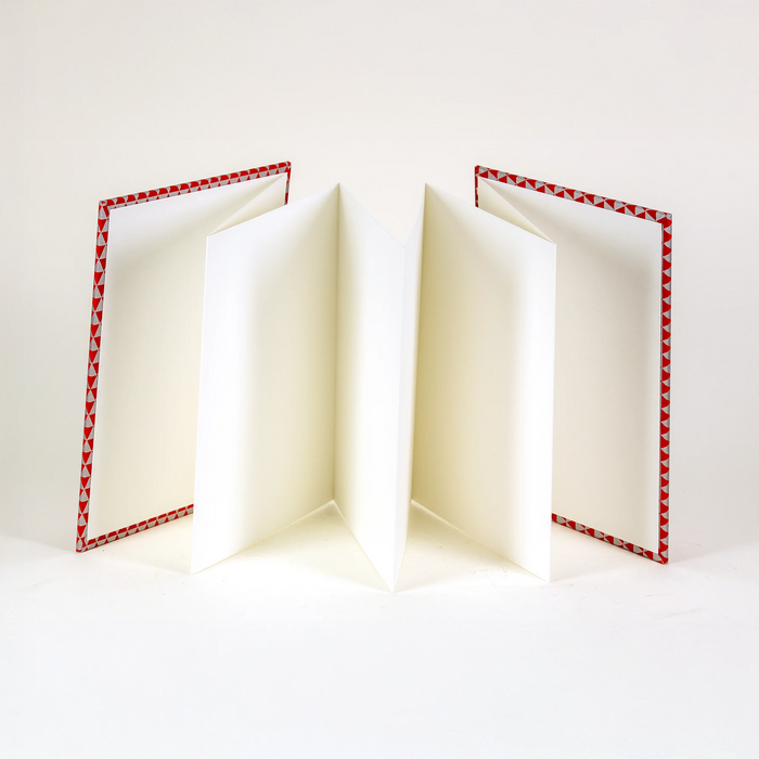 Leporello für Aquarell und Tuschezeichnungen / Chiyogami, rote Dreiecke auf Silber