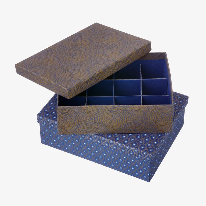 Aufbewahrungsbox-zen-Farbe-blau-mehrfarbig-12-Faecher-fuerWeihnachtsdeko-Produktansicht-Schachtel-oben-geoeffnet