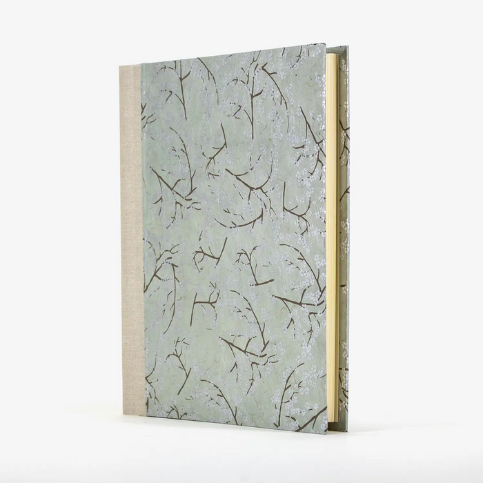 Blaupause_-Fotoalben-_H24x20cm-60Seiten-creme-loktapapier-kirschbluete-braun-silber-auf-grau3-cover-seitlich-vorn