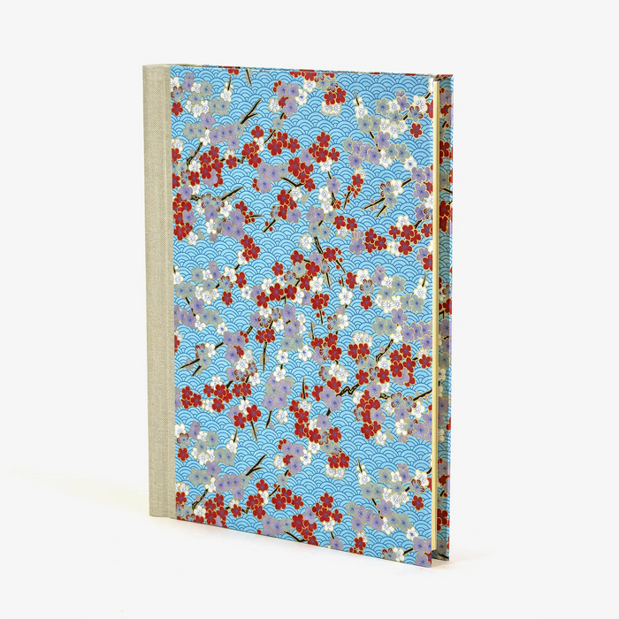 Fotoalbum / H30xB23cm / 60 Seiten / Chiyogami, Floral-bunte Blüten-auf blauer Haifischhaut