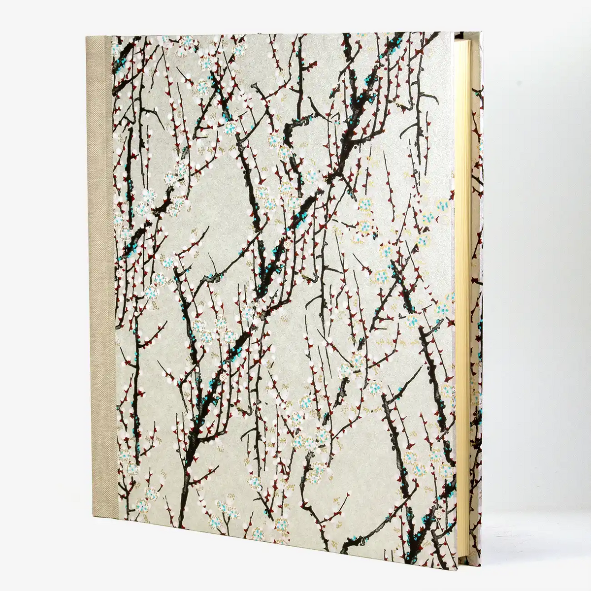 Blaupause-Fotoalbum-30x30cm-60-Seiten-creme-bezogen-mit-Chiyogami-Blueten-am-Zweig-auf-silber-cover-seitlich-vorn