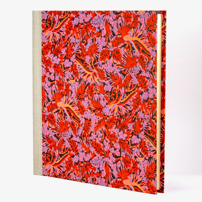 Blaupause-Fotoalbum-30x30cm-60-Seiten-creme-bezogen-mit-Chiyogami-Monstera-rot-cover-seitlich-vorn