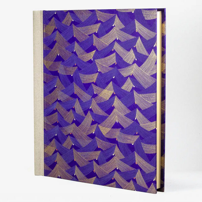 Blaupause-Fotoalbum-30x30cm-60-Seiten-creme-bezogen-mit-Chiyogami-Saitenspiel-Purple-cover-seitlich-vorn