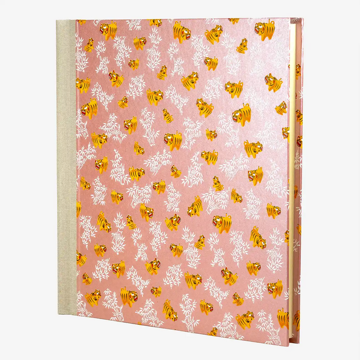 Blaupause-Fotoalbum-30x30cm-60-Seiten-creme-bezogen-mit-Chiyogami-Tiger-auf-pearlrosa-cover-seitlich-vorn