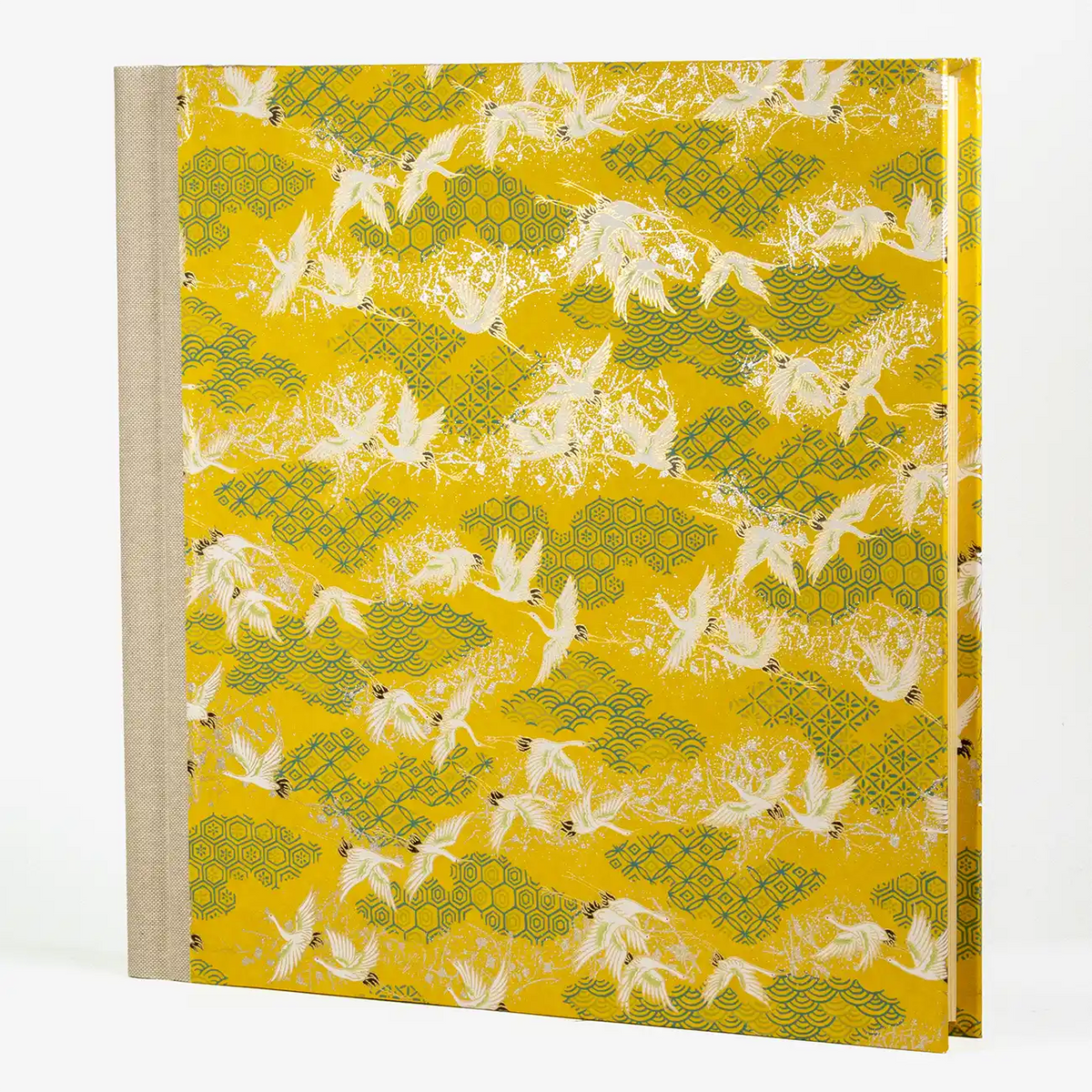 Blaupause-Fotoalbum-30x30cm-60-Seiten-creme-bezogen-mit-Chiyogami-kraniche-weiss-auf-gelb-cover-seitlich-vorn