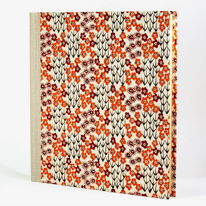 Blaupause-Fotoalbum-30x30cm-60-Seiten-creme-bezogen-mit-Katazome-shi-kornblumen-rot-cover-seitlich-vorn