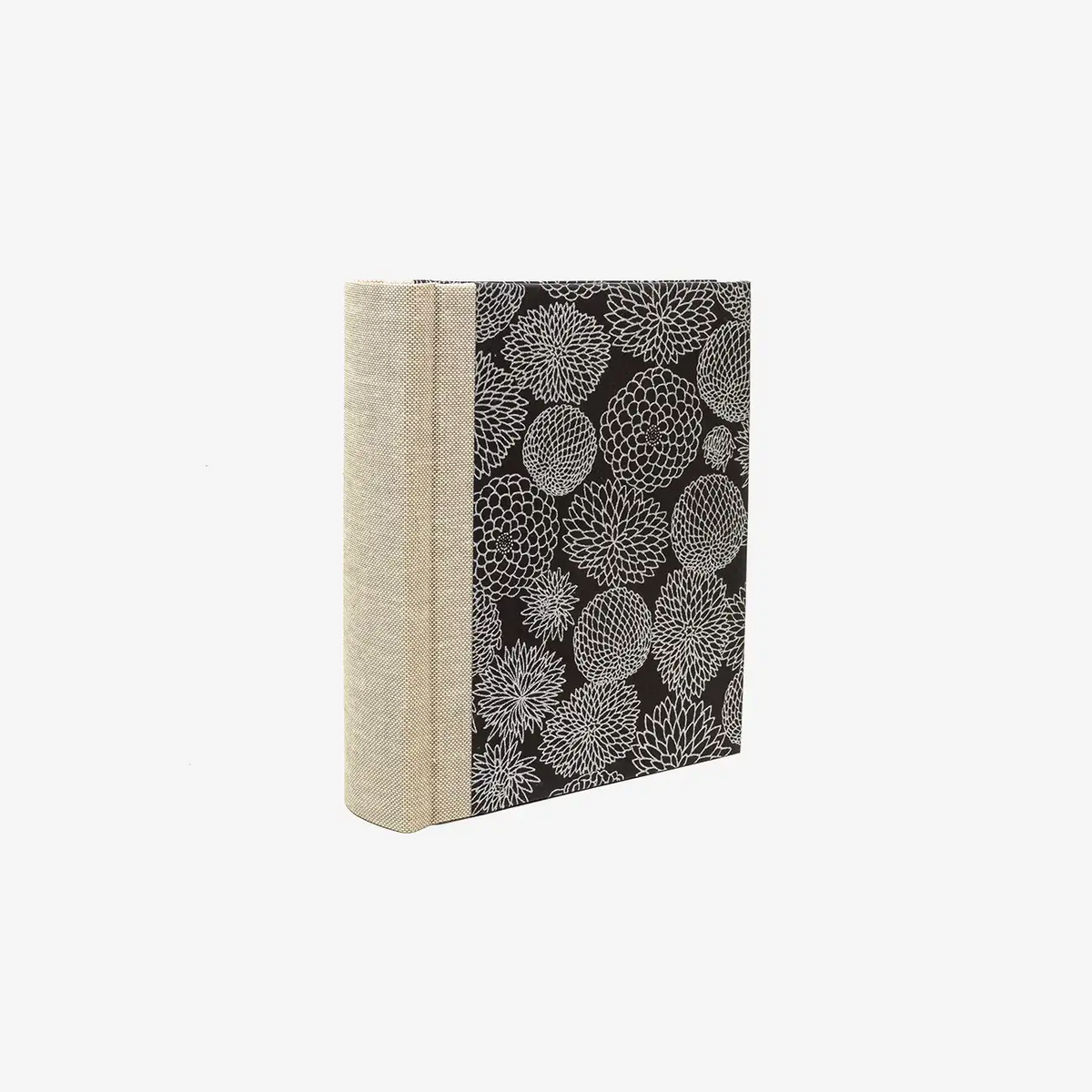 Blaupause-Fotoalbum-Format-15x10cm-30-Folien-bezogen-mit-Chiyogami-PApier-Motiv-Chrysantheme-silber-auf-schwarz-seitlich-von-hinten