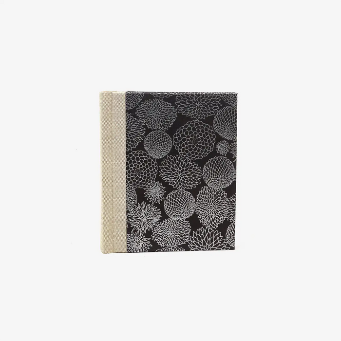 Blaupause-Fotoalbum-Format-15x10cm-30-Folien-bezogen-mit-Chiyogami-PApier-Motiv-Chrysantheme-silber-auf-schwarz-von-vorn