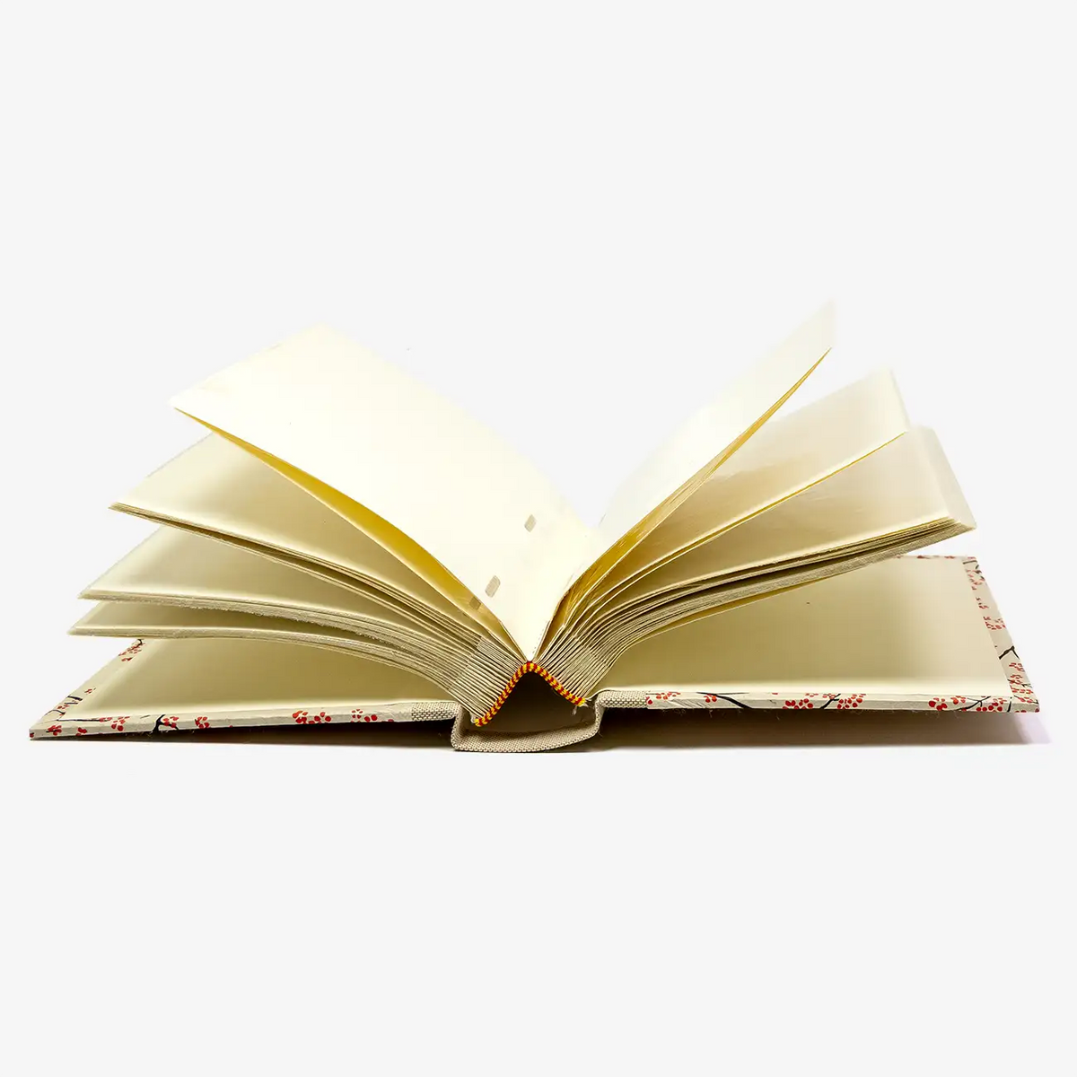 Blaupause-Fotoalbum-Format-15x10cm-30-Folien-bezogen-mit-Lokta-PApier-Motiv-Kirschbluete-rot-auf-Natur-innenansicht