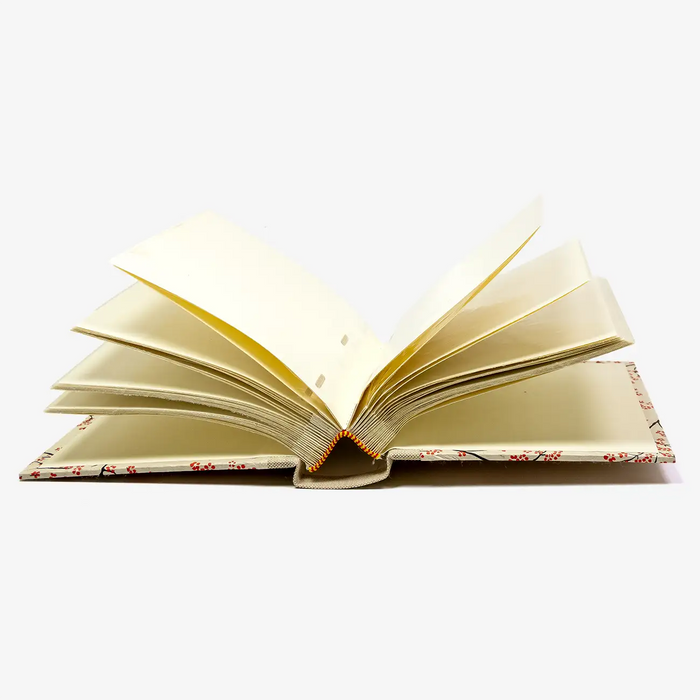 Blaupause-Fotoalbum-Format-15x10cm-30-Folien-bezogen-mit-Lokta-PApier-Motiv-Kirschbluete-rot-auf-Natur-innenansicht