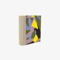 Blaupause-Fotoalbum-Format-15x10cm-30-Folien-bezogen-mit-Offset-PApier-Motiv-Farbmuster-Gelb-flieder-gruen-seitlich-von-hinten