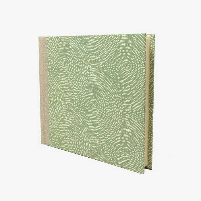 Blaupause-Fotoalbum-Format-20x23cm-60Seiten-cremefarbenem-Fotokarton-bezogen-mit-Baumwoll-PApier-Motiv-Strichpattern-White-green-seitlich-von-vorn