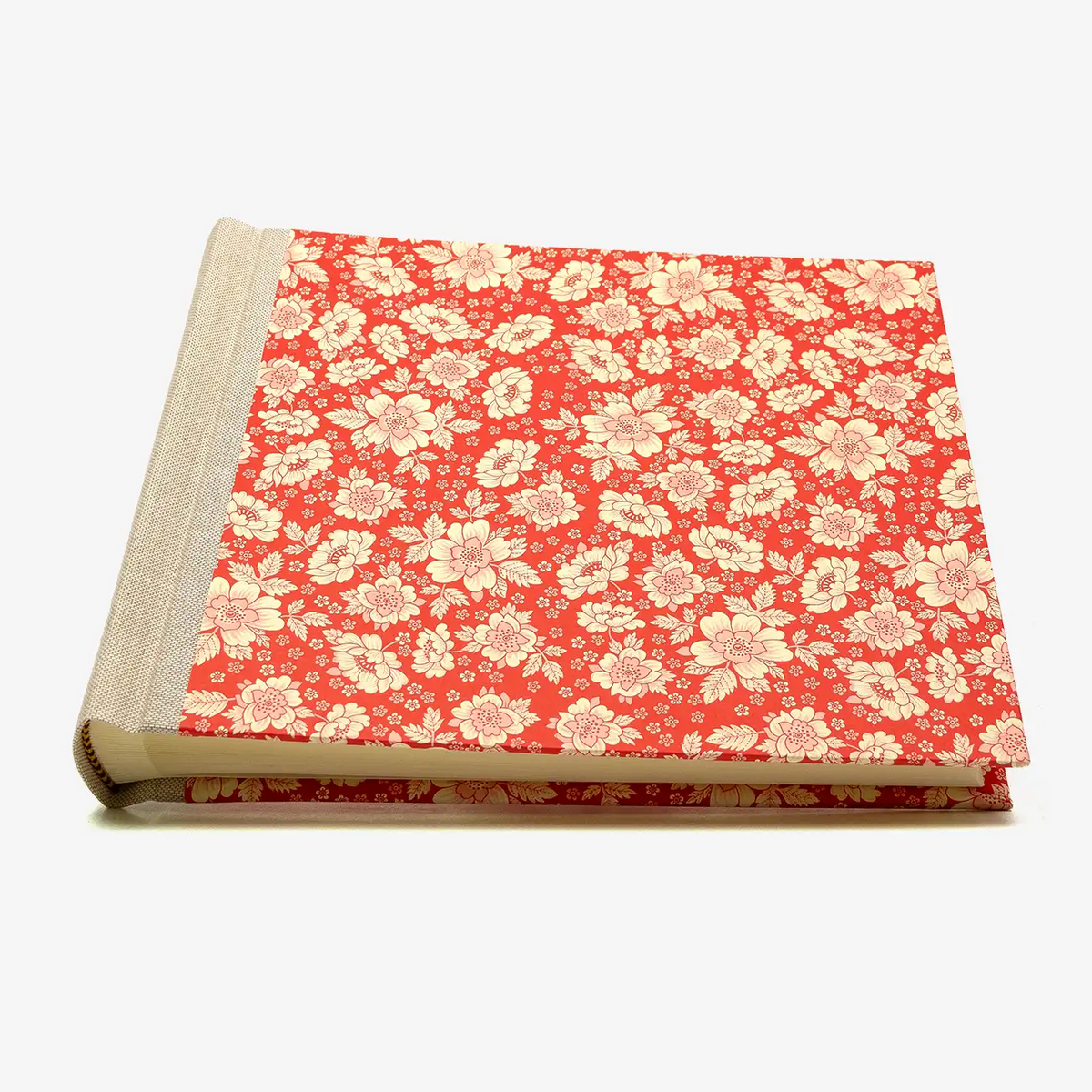 Blaupause-Fotoalbum-Format-20x23cm-60Seiten-cremefarbenem-Fotokarton-bezogen-mit-Designoffset-Carta-Vares--PApier-Motiv-Rosentuch-rot-liegend-von-vorn