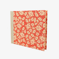 Blaupause-Fotoalbum-Format-20x23cm-60Seiten-cremefarbenem-Fotokarton-bezogen-mit-Designoffset-Carta-Vares--PApier-Motiv-Rosentuch-rot-seitlich-von-vorn