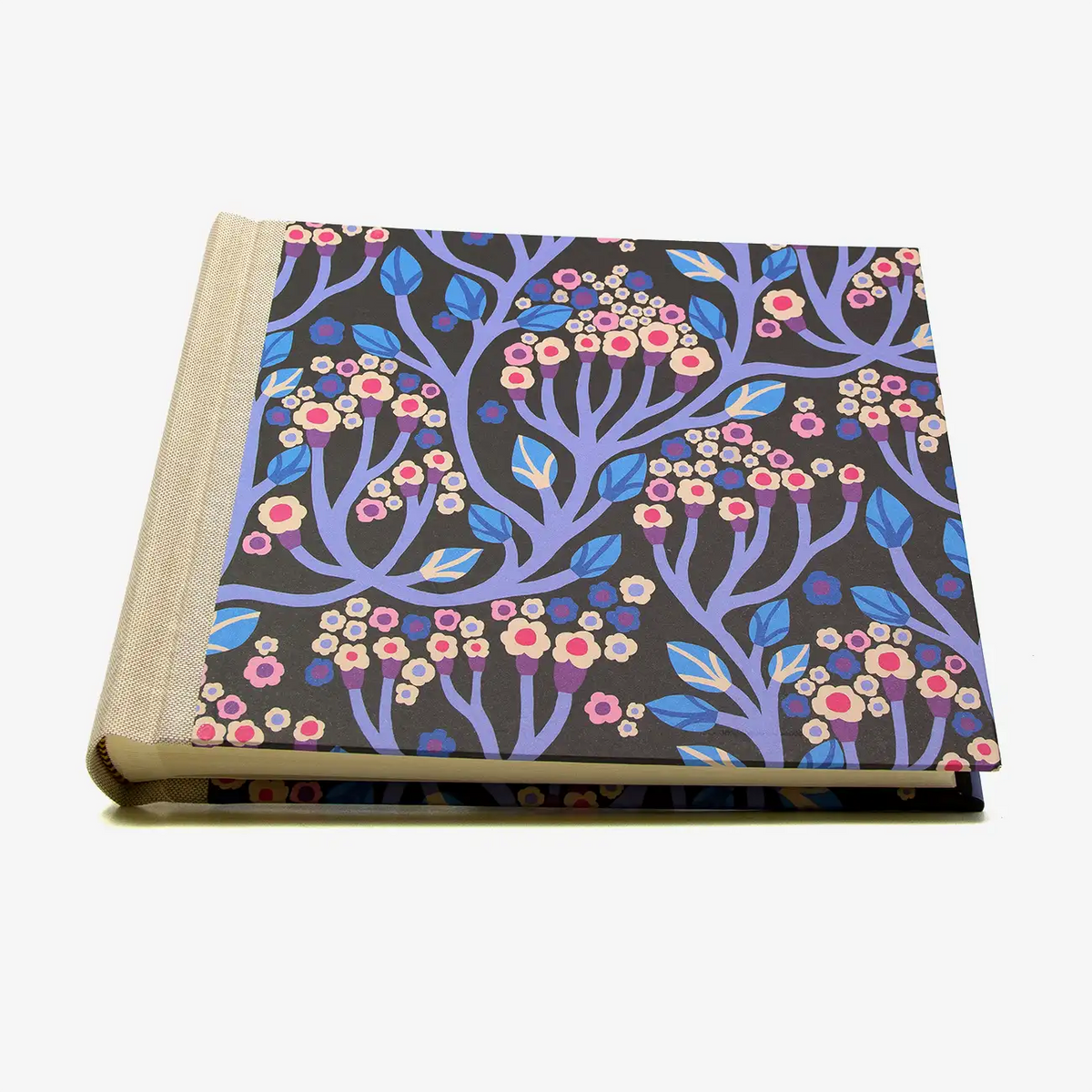 Blaupause-Fotoalbum-Format-20x23cm-60Seiten-cremefarbenem-Fotokarton-bezogen-mit-Designoffset-PApier-Motiv-Bergius-Blue-Floral-Vine-liegend-von-vorn