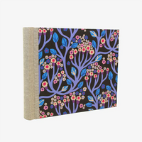 Blaupause-Fotoalbum-Format-20x23cm-60Seiten-cremefarbenem-Fotokarton-bezogen-mit-Designoffset-PApier-Motiv-Bergius-Blue-Floral-Vine-seitlich-von-hinten