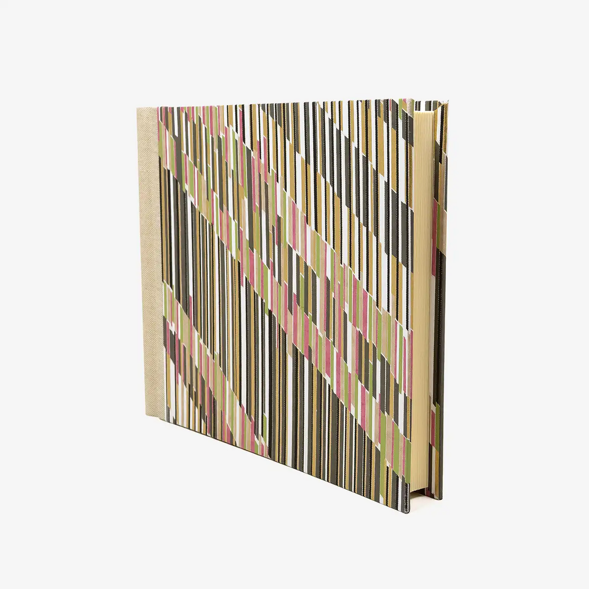 Blaupause-Fotoalbum-Format-20x23cm-60Seiten-cremefarbenem-Fotokarton-bezogen-mit-Lokta-PApier-Motiv-versetzte-Strichen-grau-seitlich-von-vorn