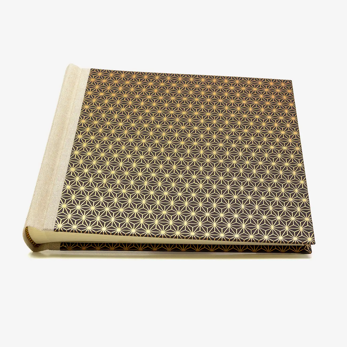 Blaupause-Fotoalbum-Format-20x23cm-60Seiten-cremefarbenem-Fotokarton-bezogen-mit-chiyogami-PApier-Motiv-Ashanoa-Pattern-kupfer-liegend-von-vorn