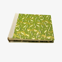 Blaupause-Fotoalbum-Format-20x23cm-60Seiten-cremefarbenem-Fotokarton-bezogen-mit-chiyogami-PApier-Motiv-Kraniche-mit-Spitzen-auf-gruen-liegend-von-vorn
