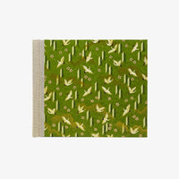 Blaupause-Fotoalbum-Format-20x23cm-60Seiten-cremefarbenem-Fotokarton-bezogen-mit-chiyogami-PApier-Motiv-Kraniche-mit-Spitzen-auf-gruen-von-vorn
