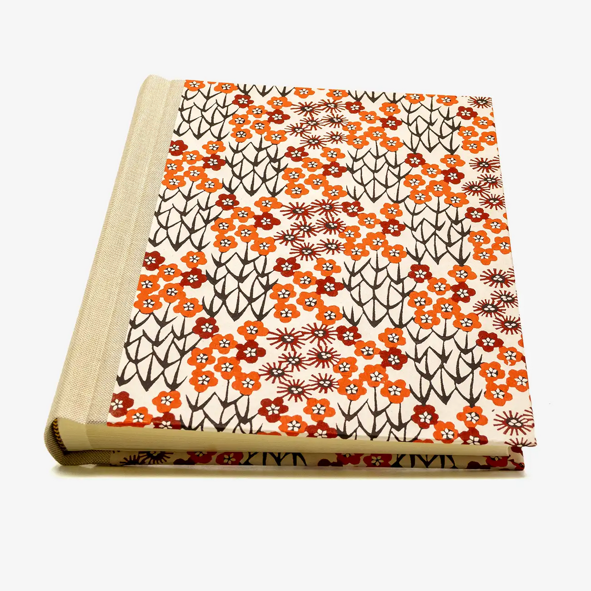 Blaupause-Fotoalbum-Format-24x20cm-60Seiten-cremefarbenem-Fotokarton-bezogen-mit-KAtazome-Shi-PApier-Motiv-Kornblumen-Rot-liegend-von-vorn