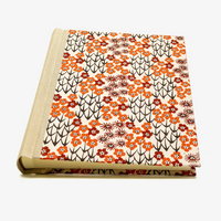 Blaupause-Fotoalbum-Format-24x20cm-60Seiten-cremefarbenem-Fotokarton-bezogen-mit-KAtazome-Shi-PApier-Motiv-Kornblumen-Rot-liegend-von-vorn