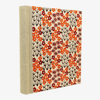 Blaupause-Fotoalbum-Format-24x20cm-60Seiten-cremefarbenem-Fotokarton-bezogen-mit-KAtazome-Shi-PApier-Motiv-Kornblumen-Rot-seitlich-von-hinten