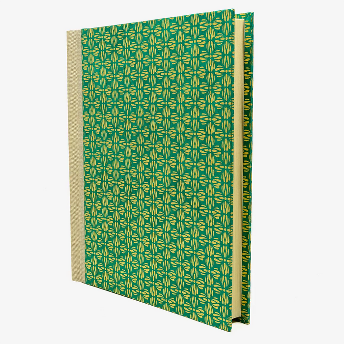 Blaupause-Fotoalbum-Format-24x20cm-60Seiten-cremefarbenem-Fotokarton-bezogen-mit-Lokta-PApier-Motiv-abstrakteBlueten-gruen-gold-seitlich-von-vorn